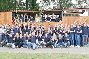 Die Landjugend Holter Jollys vor ihrem Partywagen, mit dem sie vor Pandemieausbruch an Festumzügen in der Region teilnahm. Die jungen Leute warten gespannt darauf, dass wieder auf den Wagen dürfen. Archivbild: privat