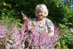 Ortsbürgermeisterin Margret Niemann fühlt sich in ihrem Garten wohl.