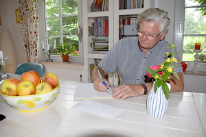 Breinermoors Ortsvorsteher Jakob Beißel-Kayser durfte während der Pandemie die Senioren nicht besuchen. Deshalb hat er ihnen zum Geburtstag einen persönlichen Brief geschrieben. Foto: Ammermann