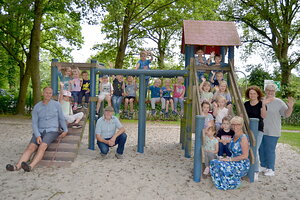 Hier winkt die Zukunft des Dorfes Backemoor: die Kindergartengruppe, die von Manuela Löptien (rechts vorne, sitzend) und Petra Bösker (2. von rechts) geleitet wird. Mit dabei sind Ortsbürgermeister Bernhard Bünnemeyer (knieend vor dem Klettergerüst) und sein Stellvertreter Torsten Bleeker (ganz links), der zugleich Vorsitzender des Mühlenvereins und des Arbeitskreises „Unser Dorf hat Zukunft“ ist, sowie Gesa Goudschaal (rechts), die den Chor akzente und den Kinderchor Backemoor leitet. Fotos: Fertig