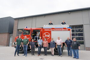 Die Vorsitzenden der Burlager Vereine präsentierten sich vor dem neuen Feuerwehrgebäude und dem neuen Tanklöschfahrzeug TLF 2000.