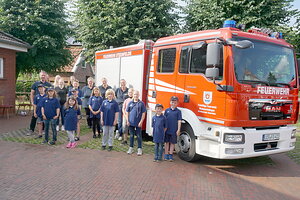 Die Kinderfeuerwehr der Freiwilligen Feuerwehr Steenfelde freut sich ebenfalls über das neue Tragkraftspritzenfahrzeug. Foto: Müller-Düring