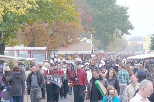 Das Straßenfest mit seinen vielen Tausend Besuchern ist jedes Jahr einer der Veranstaltungs-Höhepunkte in Ostrhauderfehn. In diesem Jahr droht erneut eine Absage des Festes. Foto: Archiv
