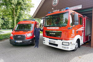 Erhielt mit dem Tragkraftspritzenfahrzeug (TSF) und dem Mannschaftstransportwagen zwei nigelnagelneue Fahrzeuge: die Freiwillige Feuerwehr Großwolde um Ortsbrandmeister Christian Cordes. Foto: Müller-Düring